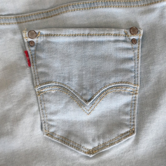 Levi's Ladie's Denim Shorts - Picture 3 of 7